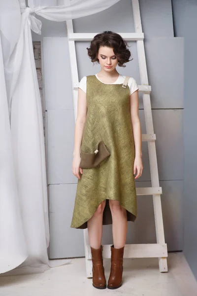 Yeşil Elbise Ayakta Beyaz Merdiven Ile Odasında Genç Kadın — Stok fotoğraf