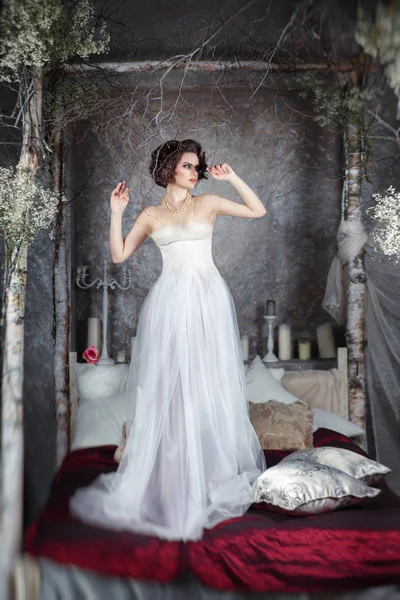 Schöne Braut Mit Eleganter Frisur Weißen Hochzeitskleid — Stockfoto