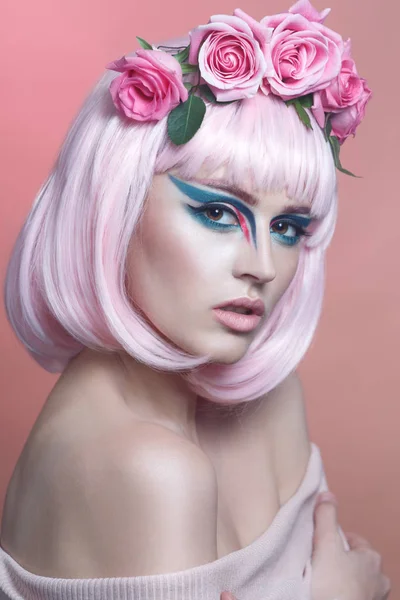 Retrato Mulher Bonita Com Cabelo Rosa Maquiagem Briht Criativo Grinalda — Fotografia de Stock