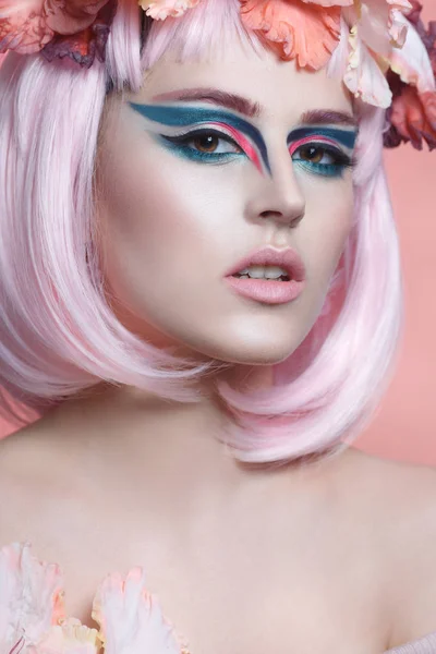 Retrato Mulher Bonita Com Cabelo Rosa Maquiagem Briht Criativo Grinalda — Fotografia de Stock