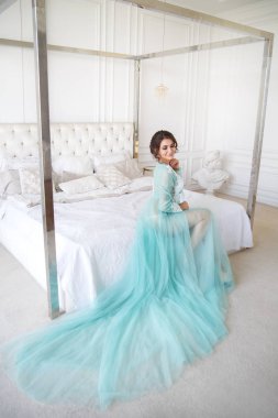 hassas leylak rengi boudoir yatakta oturup sabahlık gelini