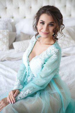 boudoir hassas leylak rengi sabahlık içinde gülümseyen gelin portresi