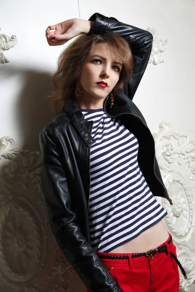 黒革のジャケットとストライプ シャツ ホワイト バック グラウンドでポーズの若い女性の肖像画 — ストック写真