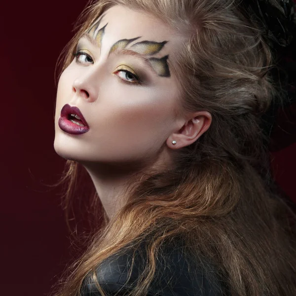 Retrato Jovem Atraente Com Maquiagem Fantasia Posando Fundo Escuro — Fotografia de Stock