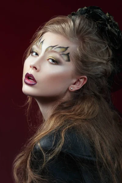 Portræt Attraktiv Ung Kvinde Med Fancy Makeup Ser Kameraet Mørk - Stock-foto