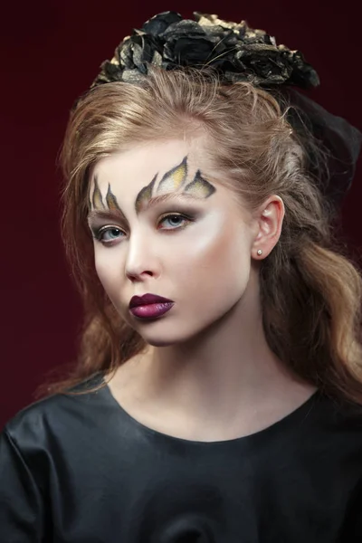 Retrato Mujer Joven Atractiva Con Maquillaje Lujo Mirando Cámara Fondo — Foto de Stock