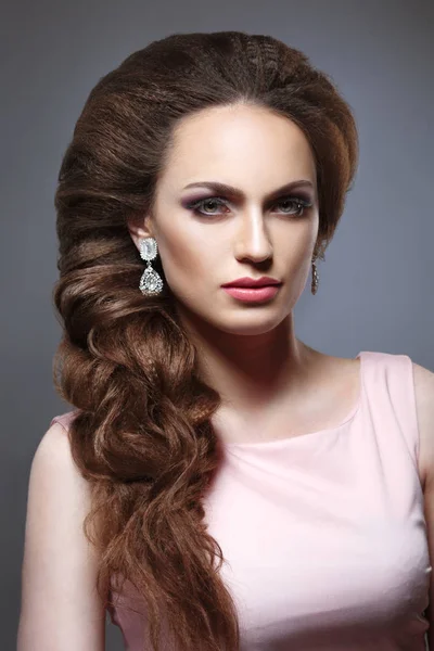Retrato Mulher Jovem Com Penteado Volumoso Elegante Fundo Escuro — Fotografia de Stock