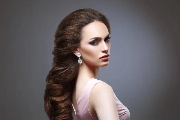 Retrato Mujer Joven Con Elegante Peinado Voluminoso Sobre Fondo Oscuro — Foto de Stock