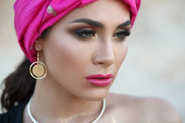 Retrato Mujer Joven Atractiva Con Tela Rosa Cabeza — Foto de Stock