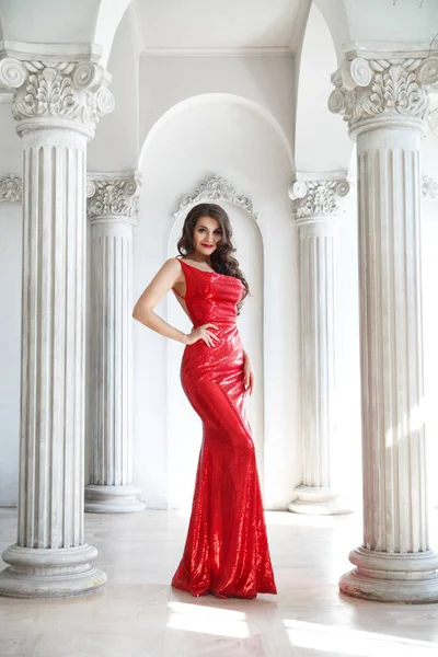 Atractiva Mujer Vestido Rojo Brillante Pie Habitación Con Columnas Blancas — Foto de Stock