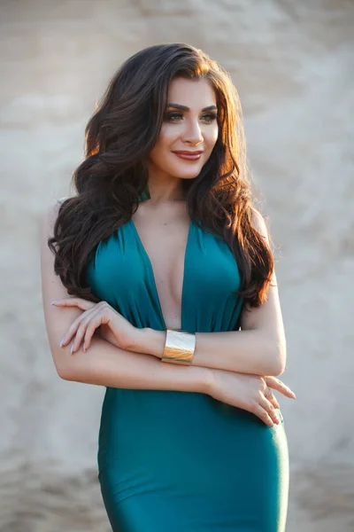 Retrato Hermosa Mujer Sonriente Vestido Verde Posando Desierto Arena — Foto de Stock