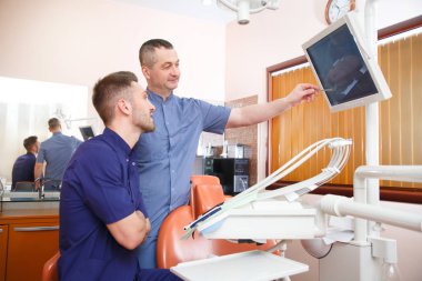 Mavi üniforma dişçi ofisinde iki doktor