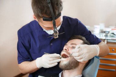 Genç doktor diş hekimi hasta ile çalışma