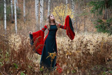 Sonbahar orman içinde ortaçağ genç kadın portresi