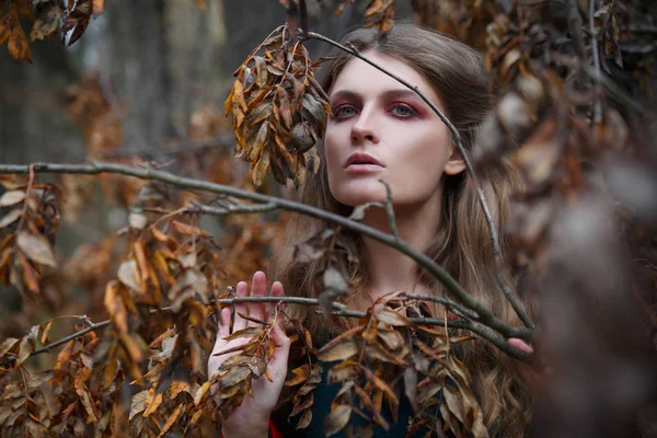 Portrait Jeune Femme Dans Forêt Automnale — Photo