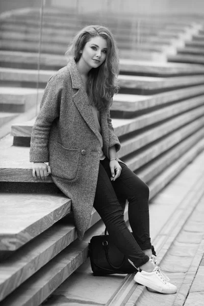 Retrato Bela Jovem Mulher Casaco Cinza Livre — Fotografia de Stock