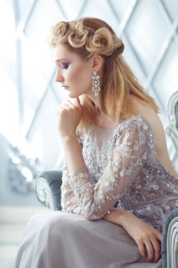 Saç ve makyaj güzel gelin portresi