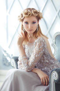 Saç ve makyaj güzel gelin portresi