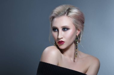 akşam makyaj ile genç kadının portresi