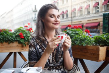 Sokak kafede kahve içme kadın portresi