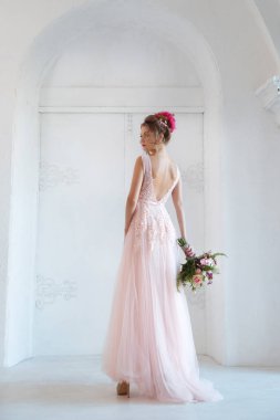 Zarif gelin buketi tutan portresi 