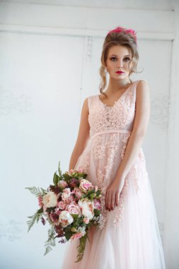 Buket tutan gelinlik içinde zarif gelin portresi 