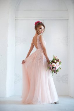 Zarif gelin buketi tutan portresi 