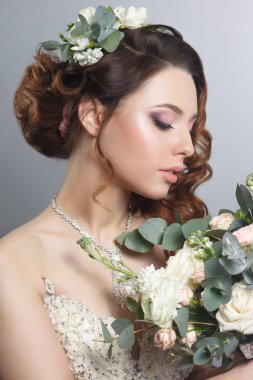 Güzel gelin buketi gri arka plan üzerinde ile portresi