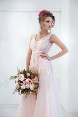 Buket tutan gelinlik içinde zarif gelin portresi 