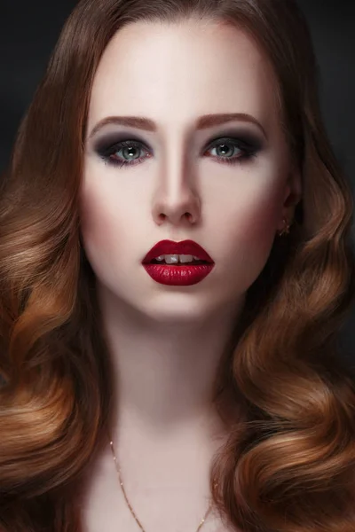 머리와 립스틱 여자의 초상화 — 스톡 사진