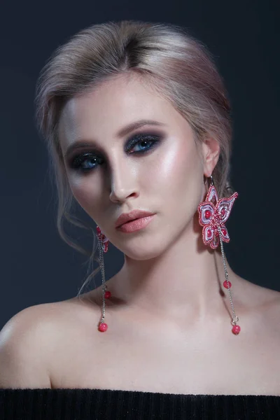 Retrato Mujer Joven Con Maquillaje Noche —  Fotos de Stock