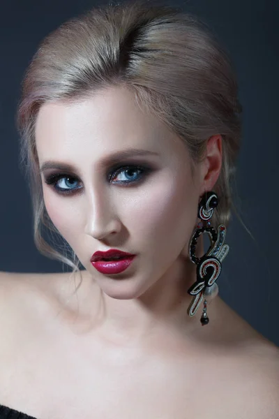 Retrato Mujer Joven Con Maquillaje Noche — Foto de Stock