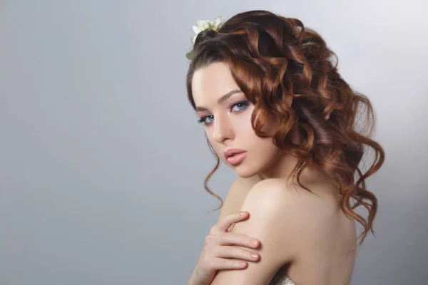 Portrait Belle Jeune Femme Avec Des Fleurs Dans Coiffure — Photo