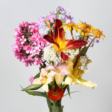 Gri bir arka planda izole Bahçe çiçekleri parlak buket.