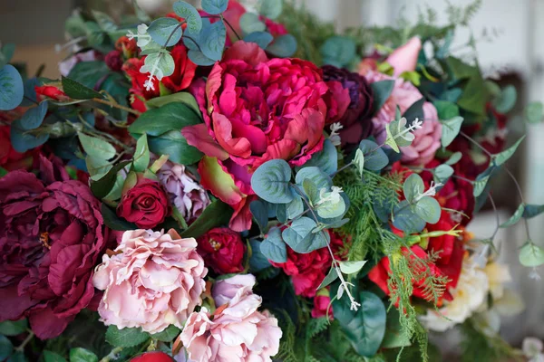 Fondo Una Solemne Brújula Floral Rosas Peonías —  Fotos de Stock