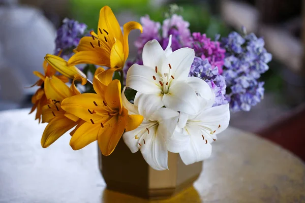 Bouquet Lys Jaunes Blancs Lilas — Photo