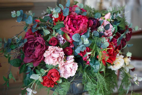 Fondo Una Solemne Brújula Floral Rosas Peonías —  Fotos de Stock