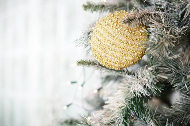 Noel süslemeleri ile bir aldatmaca ile bir pencere parçası.