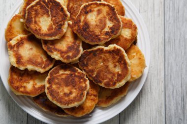 Bir tabaküzerinde lezzetli kızarmış peynir kek.