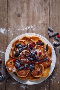 Yabani çilek ile lezzetli kahvaltı krep.