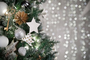 Işıklardan bokeh arka plan üzerinde Noel süslemeleri.