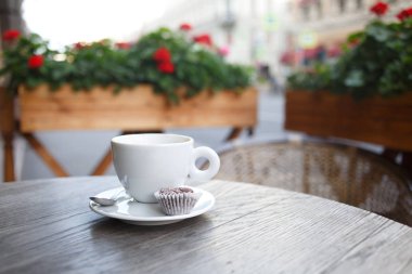Güneşli bir yaz sabahı sokak kafe masada bir fincan.