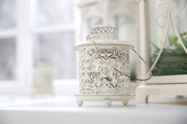 Pencere üzerinde beyaz renk openwork ahşap lamba.