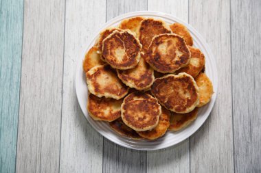 Bir tabaküzerinde lezzetli kızarmış peynir kek.