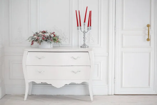 Cómoda Tallada Vintage Blanca Con Una Decoración Invierno Interior Brillante —  Fotos de Stock