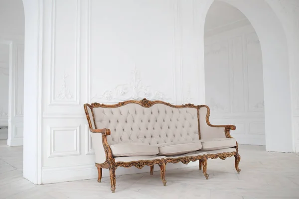 Zabytkowa Piękna Sofa Jasnym Wnętrzu — Zdjęcie stockowe