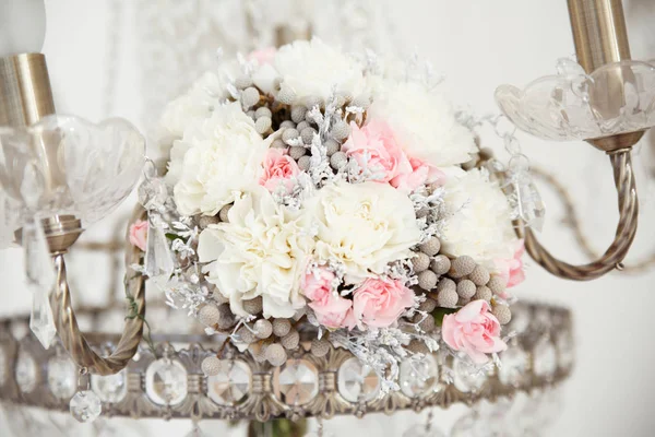크리스탈 샹들리에에 신부의 섬세한 결혼식 꽃다발 — 스톡 사진