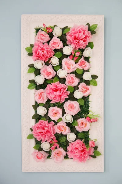 框架中粉红色玫瑰的墙板 — 图库照片