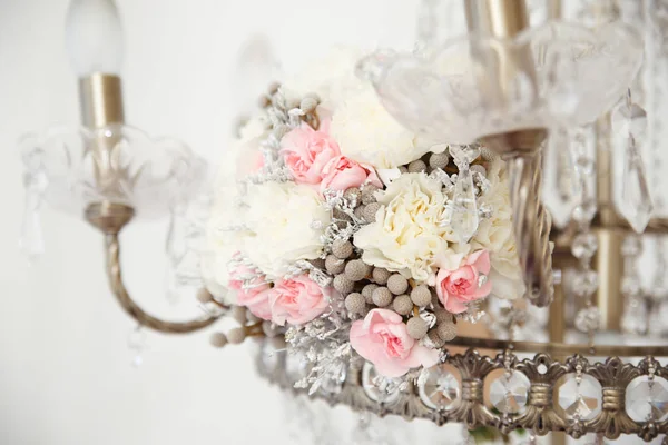 Delicate Wedding Bouquet Bride Crystal Chandelier — Stock Photo, Image