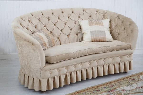 Bequemes Beiges Sofa Mit Kissen Hellem Interieur — Stockfoto